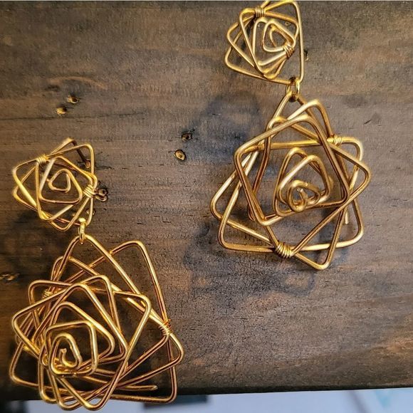 La Tiendita de Margarita Jewelry - ✨️Host Pick✨️ New! Handmade earrings antique gold color unique triangular rose
